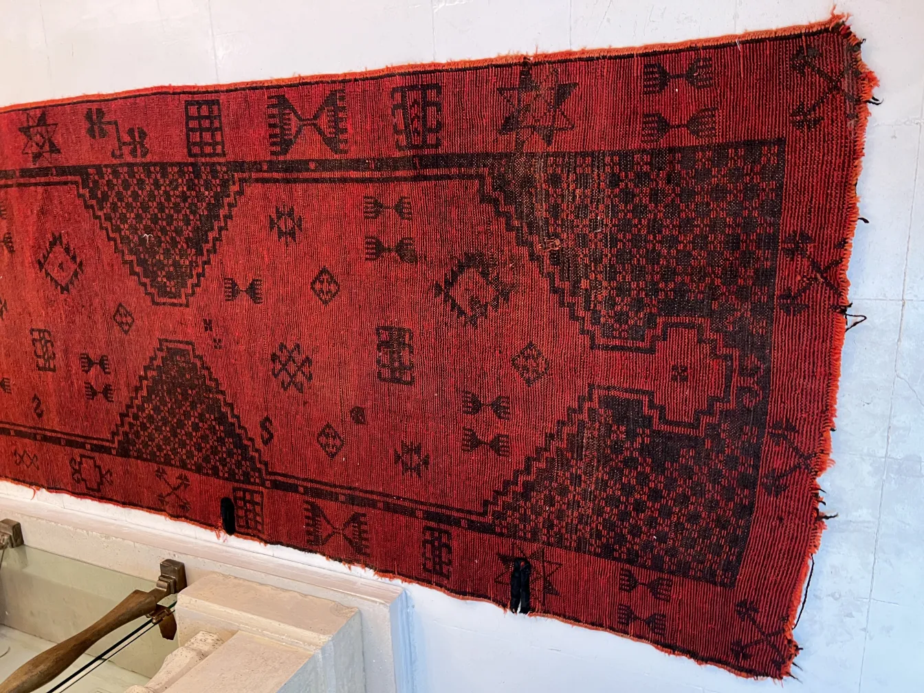 tapete antigo com design geométrico vermelho e preto