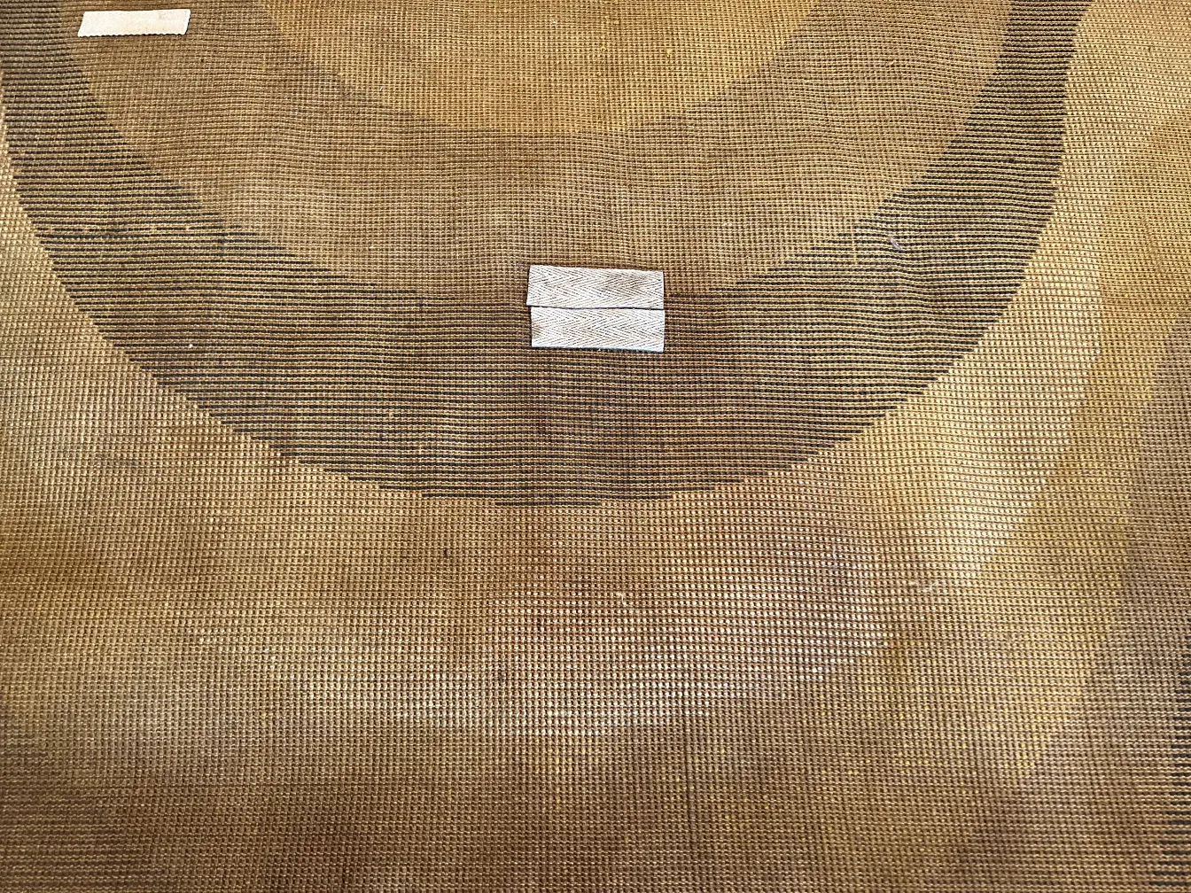 tapis ancien marron avec motif géométrique