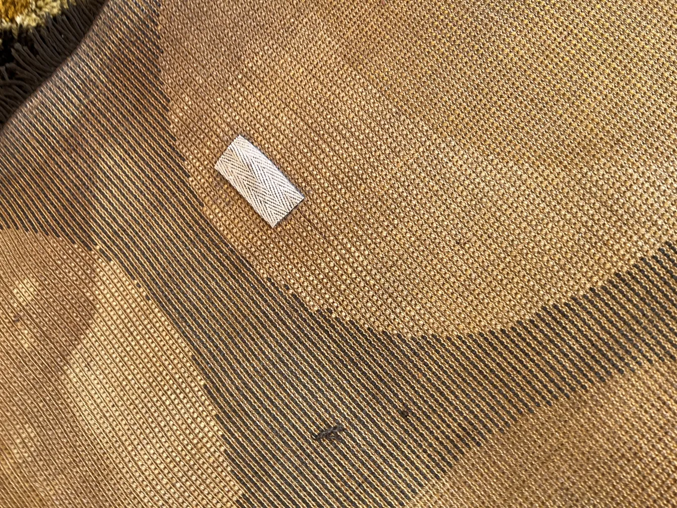 Alter Teppich mit natürlicher Textur, weichem Hintergrund und klaren Details