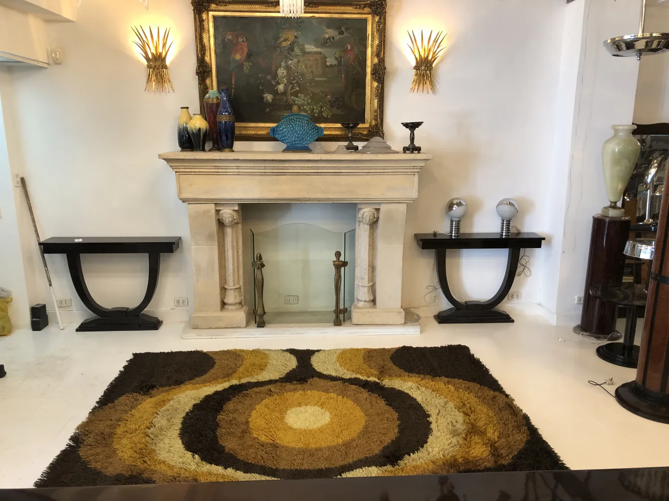 alfombra antigua con patrones de colores ondulados en una sala