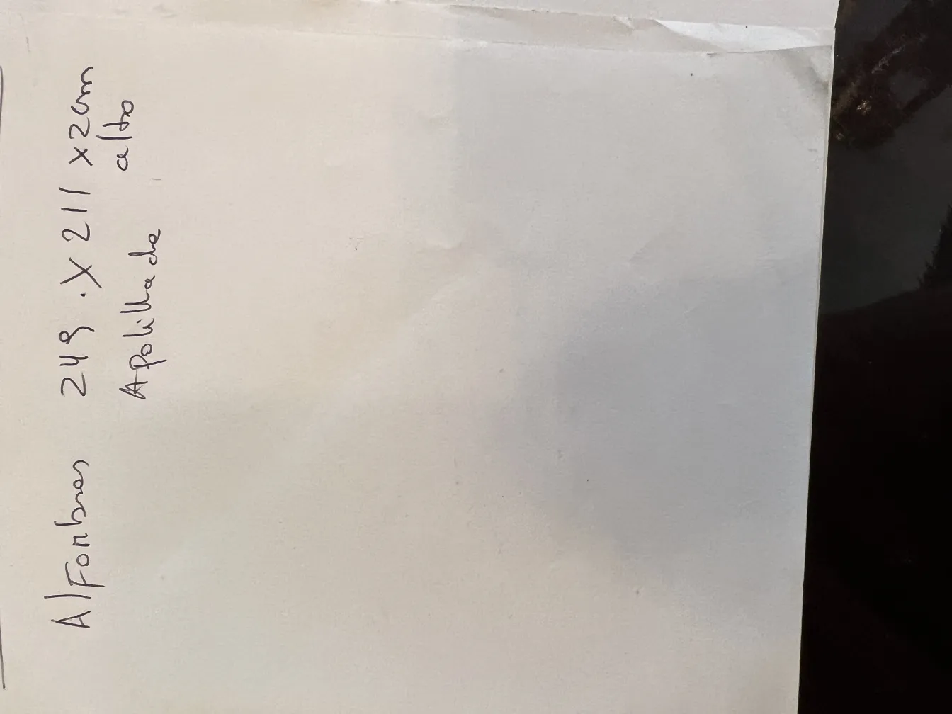 tappeto antico con design classico in toni neutri