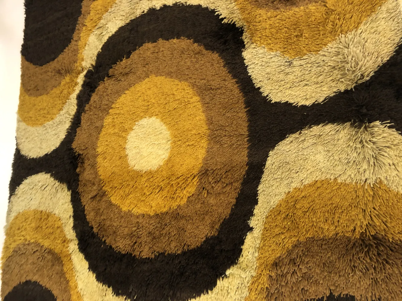 tappeto antico con motivi circolari in marrone e beige