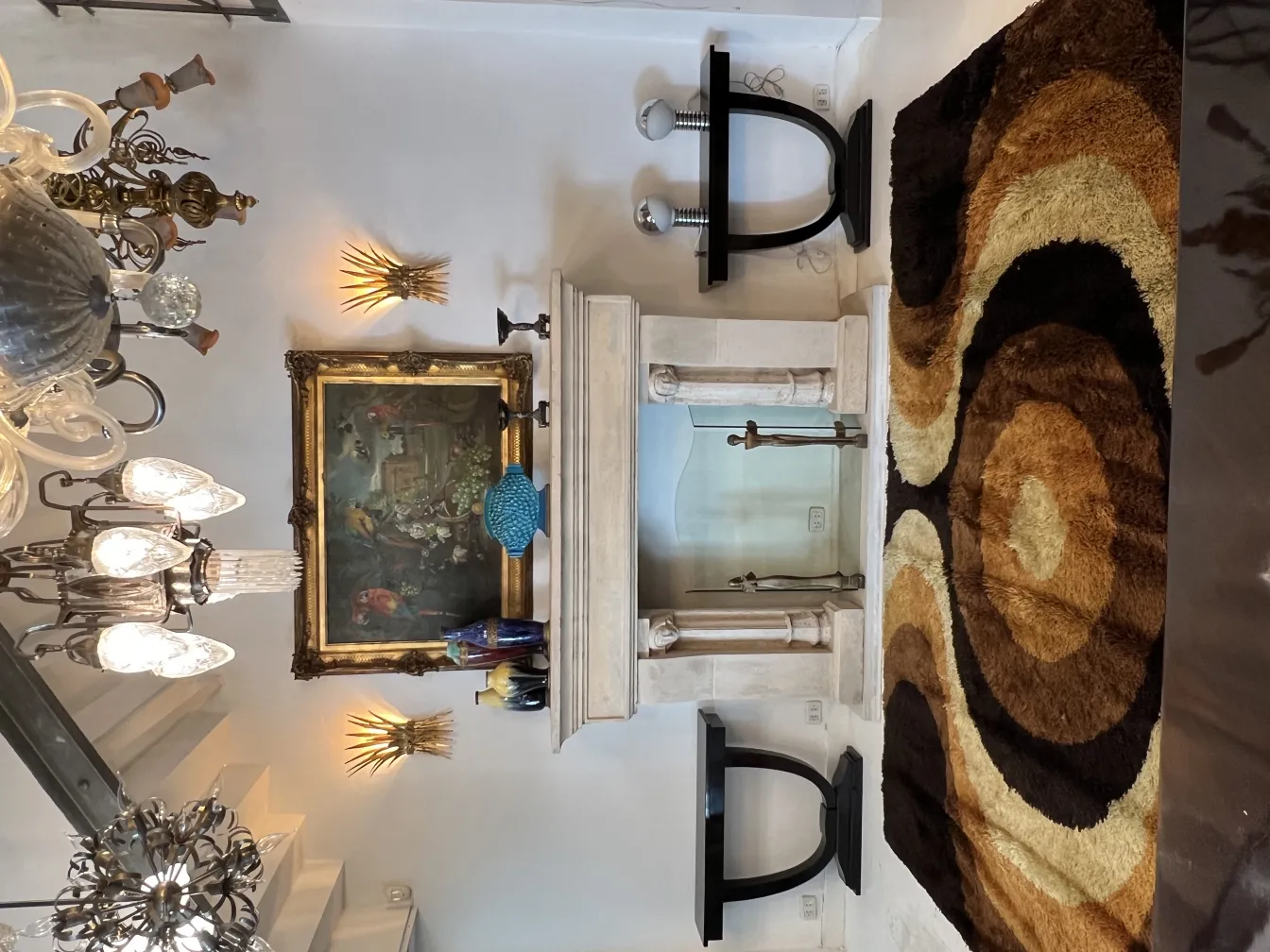 tapis ancien avec des motifs géométriques marron et beige dans un cadre élégant