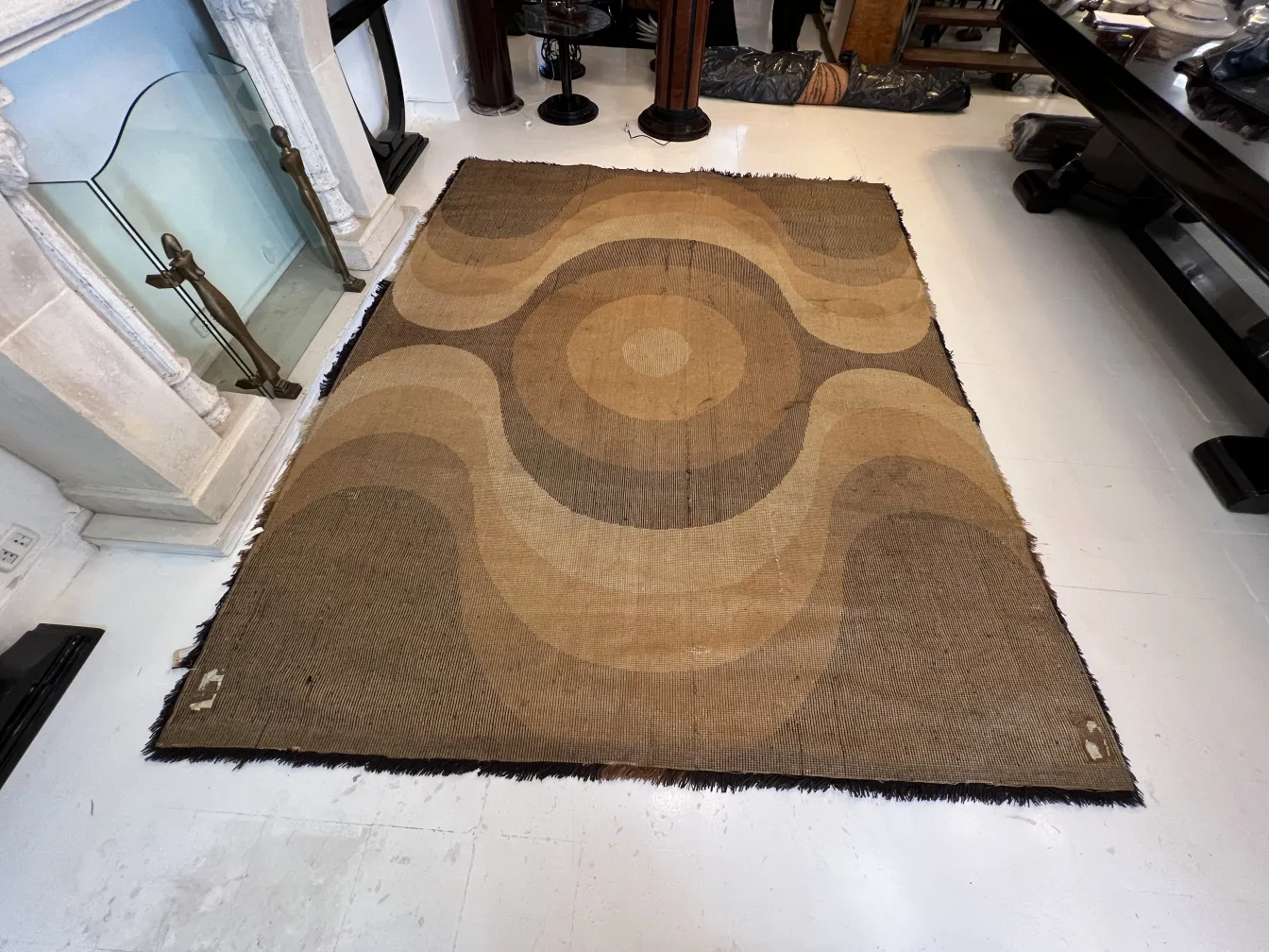 Tapis ancien avec des motifs abstraits beiges et marron