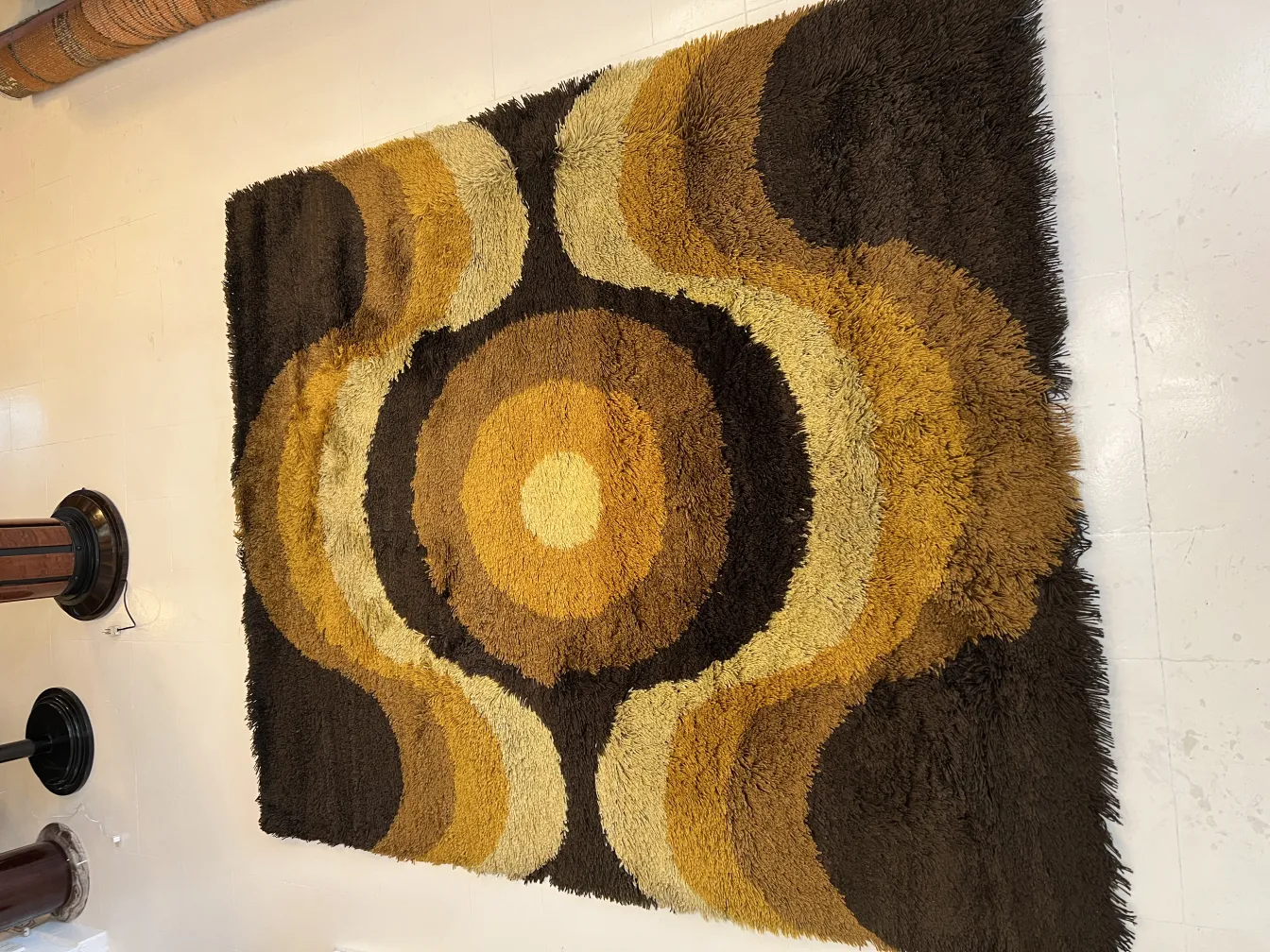 प्राचीनकालीन ग rug परिपत्र पैटर्नों में भूरे और पीले रंगों में