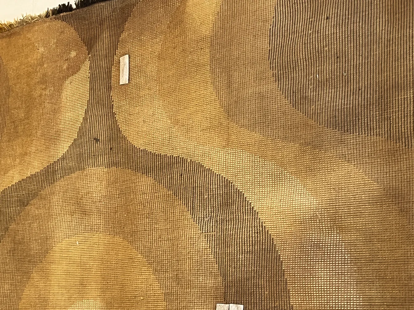 Alter Teppich mit warmfarbigem Kreisdesign