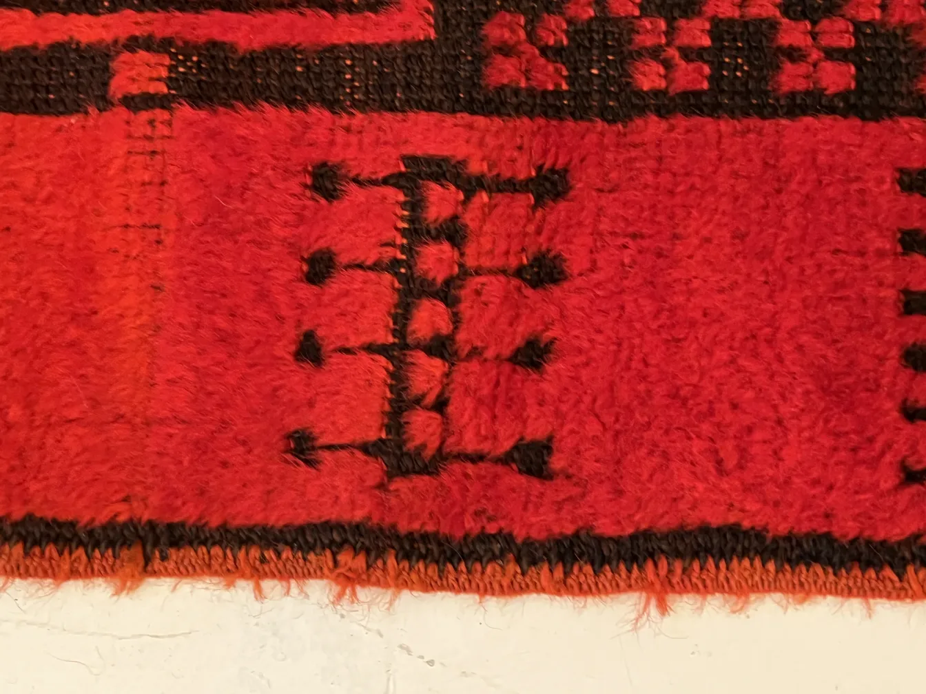 tapete antigo com padrões em vermelho e preto