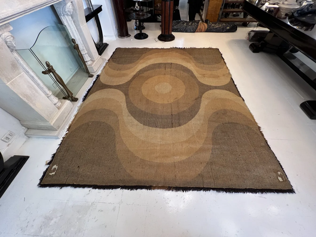 Antiker Teppich mit welligem Design in Brauntönen