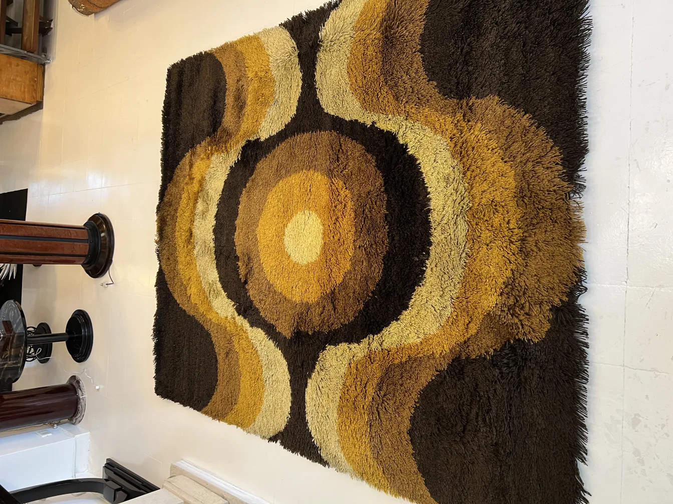 alfombra antigua de diseño ondulado en tonos marrones y amarillos