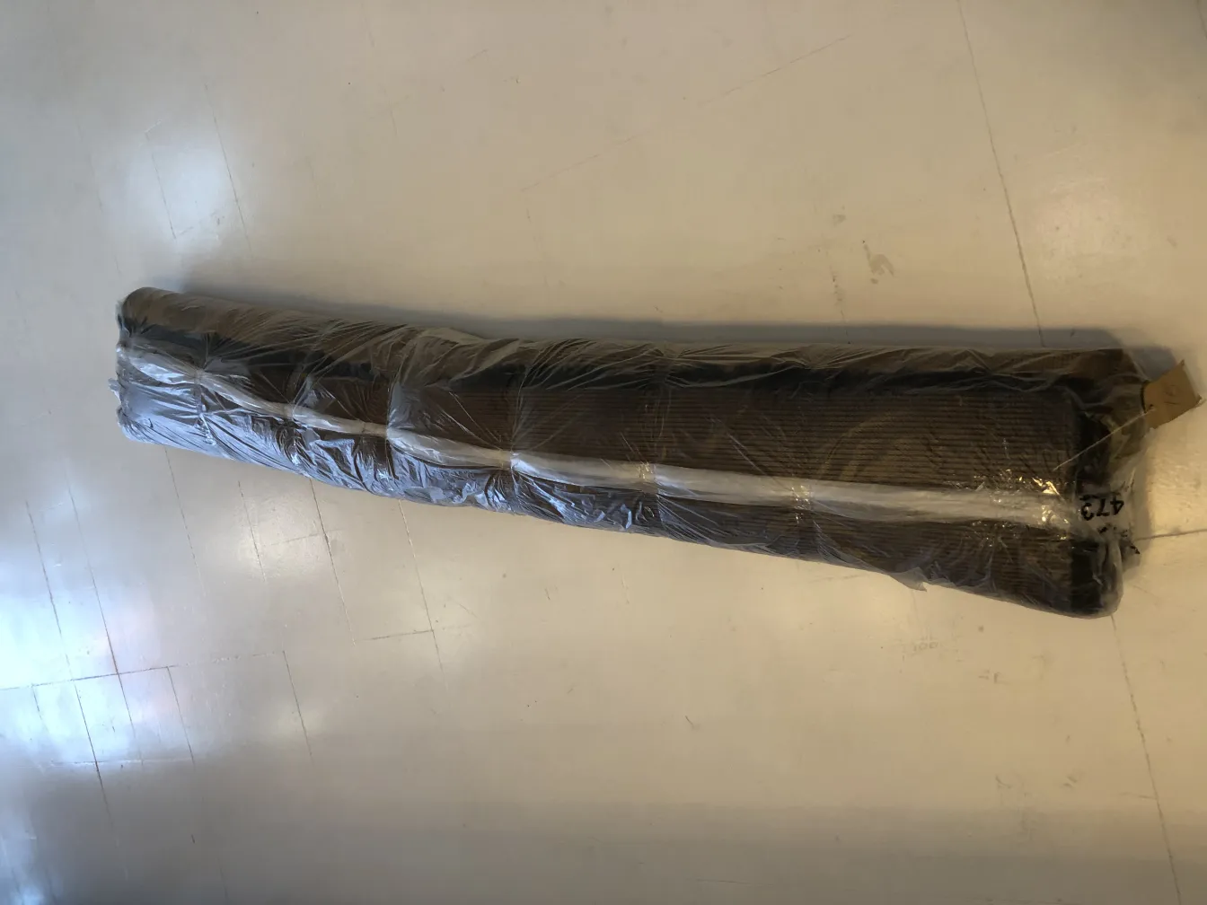 轻盈环境中的棕色古老小地毯卷起