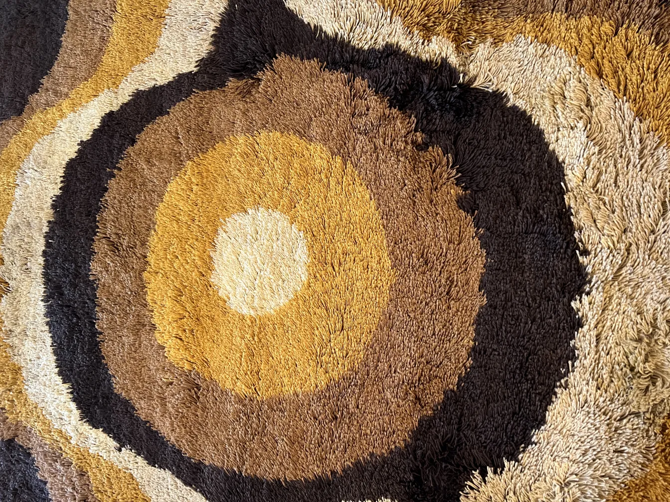 tapis ancien avec des couleurs chaudes et des motifs circulaires