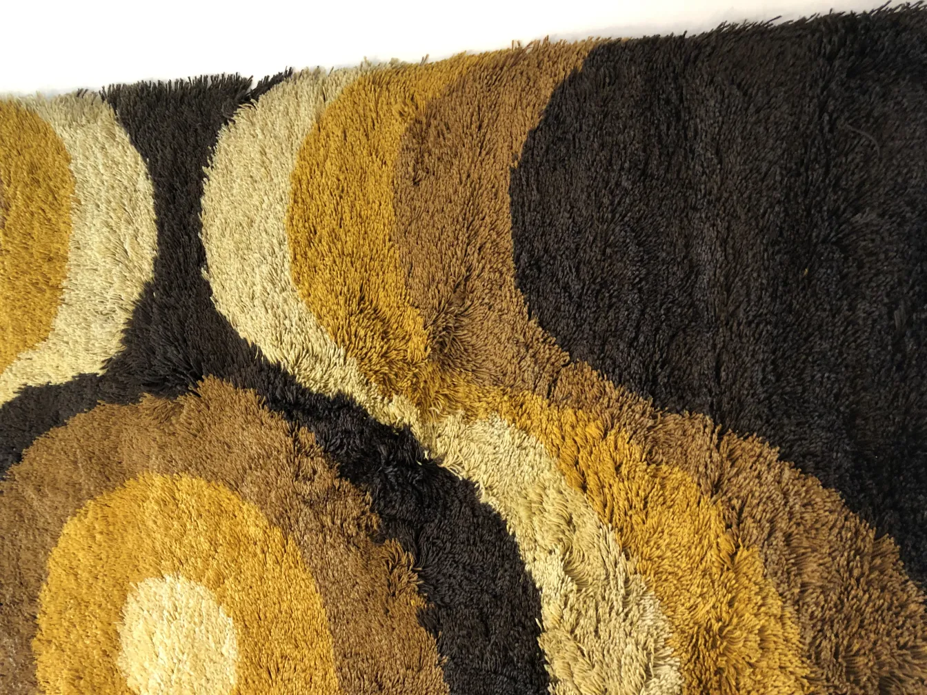 antiker teppich mit zweifarbigen design in braun und gelb