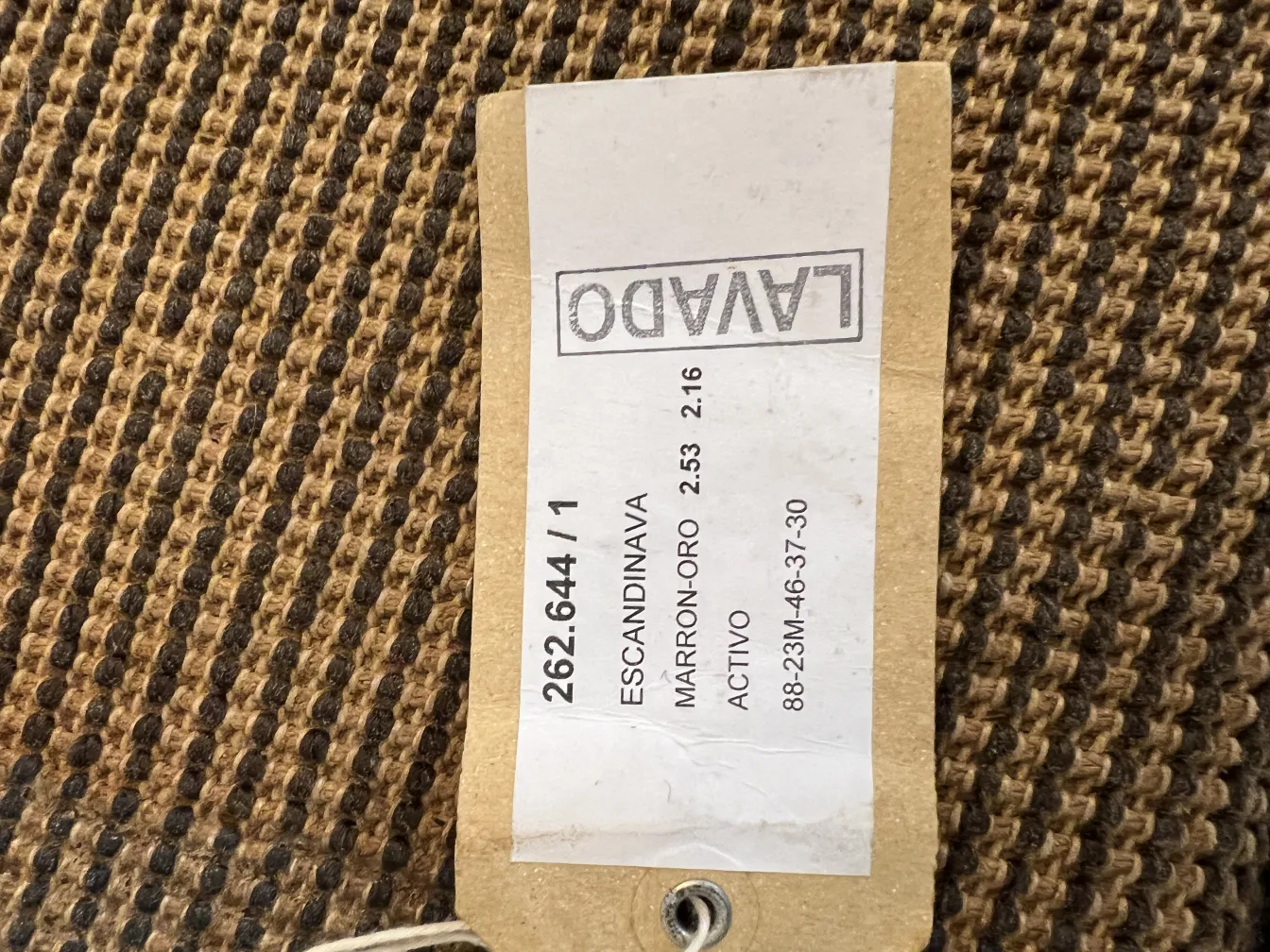 alter Teppich in braunen und schwarzen Farbtönen.