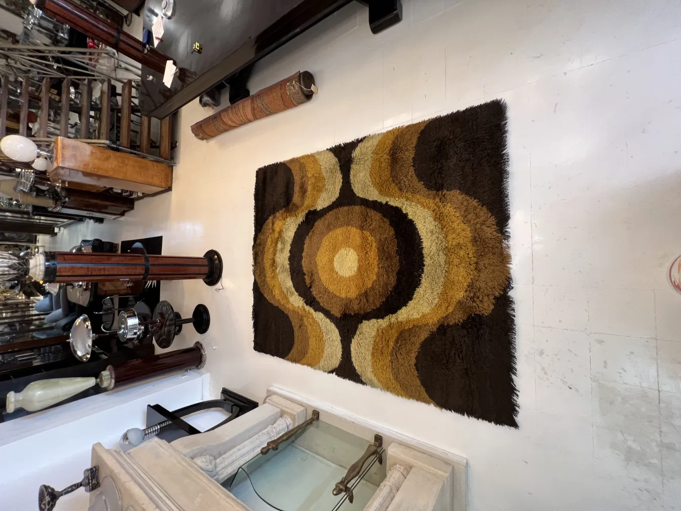 tapete antigo com padrões em tons de marrom e dourado, ambiente decorativo