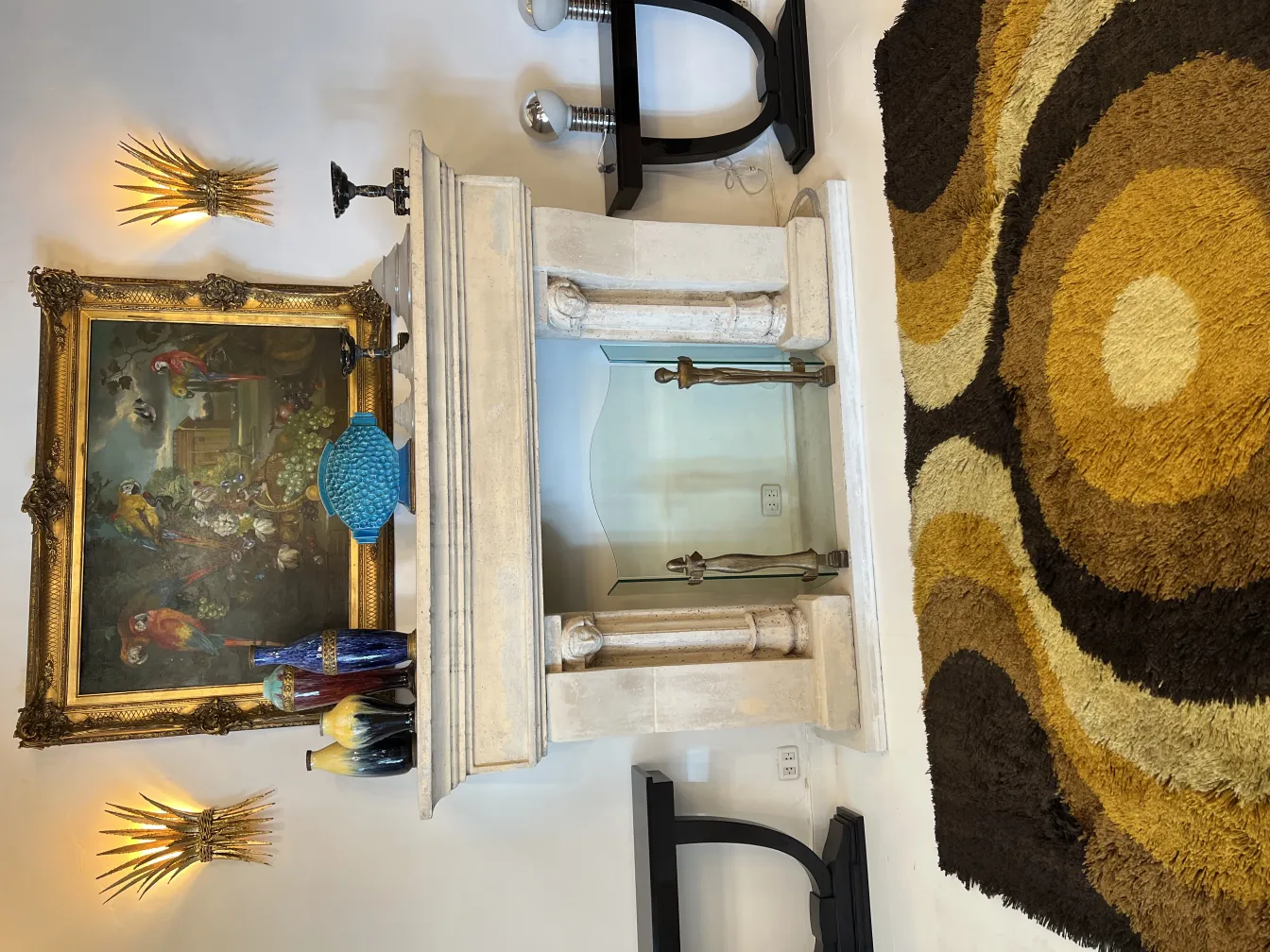 Tapis ancien avec un design abstrait en tons bruns et jaunes, embellissant l'espace.