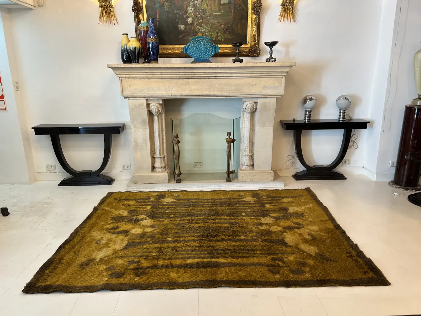 tapis ancien jaune dans un cadre élégant