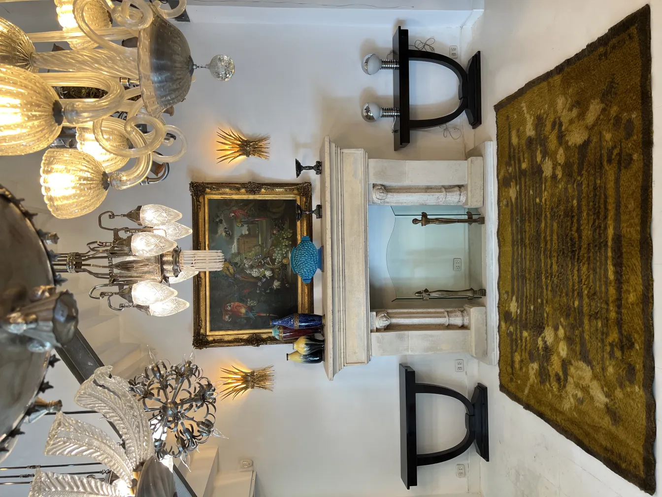 старый коврик в элегантной обстановке с люстрами