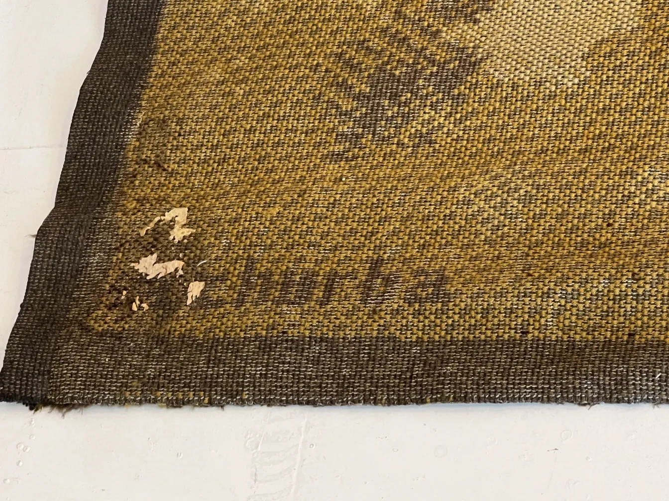 Antiker Teppich mit klassischem Design und sichtbarem Verschleiß