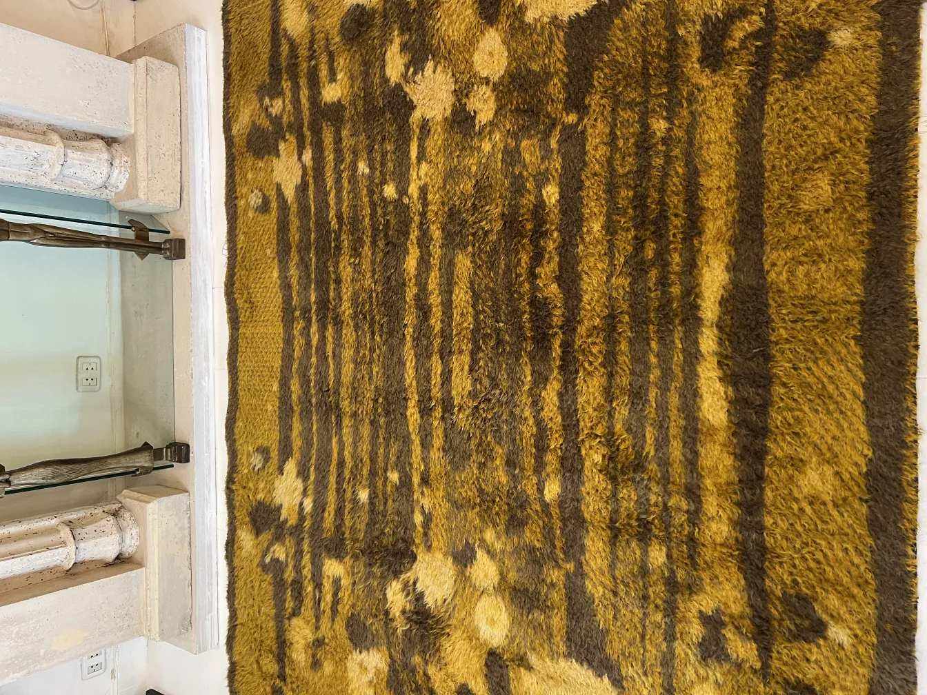 alfombra antigua en tonos marrones y amarillos, decoración sutil de fondo