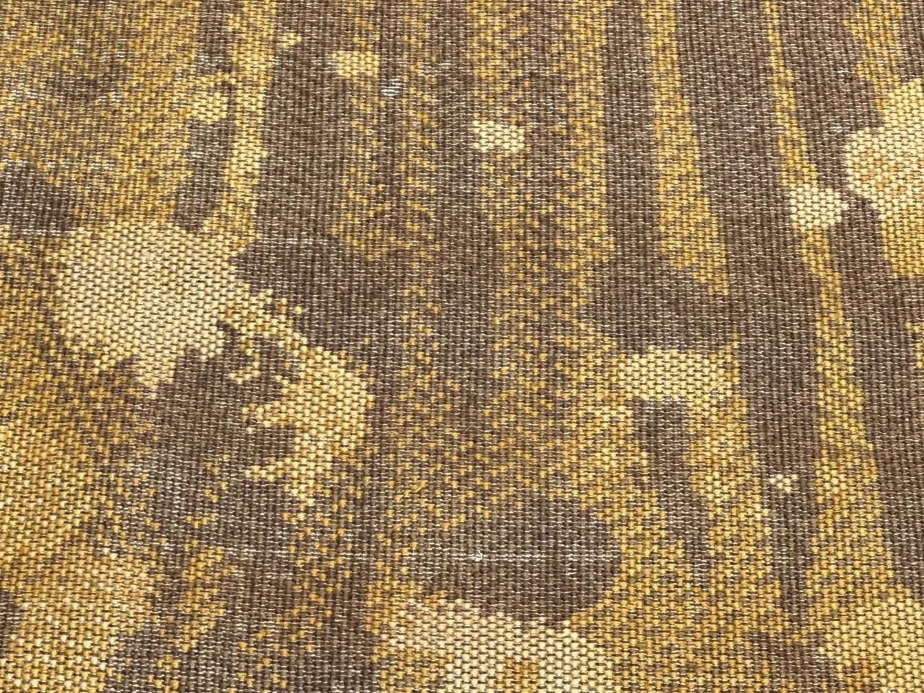 سجاد قديم مزين بنمط بني