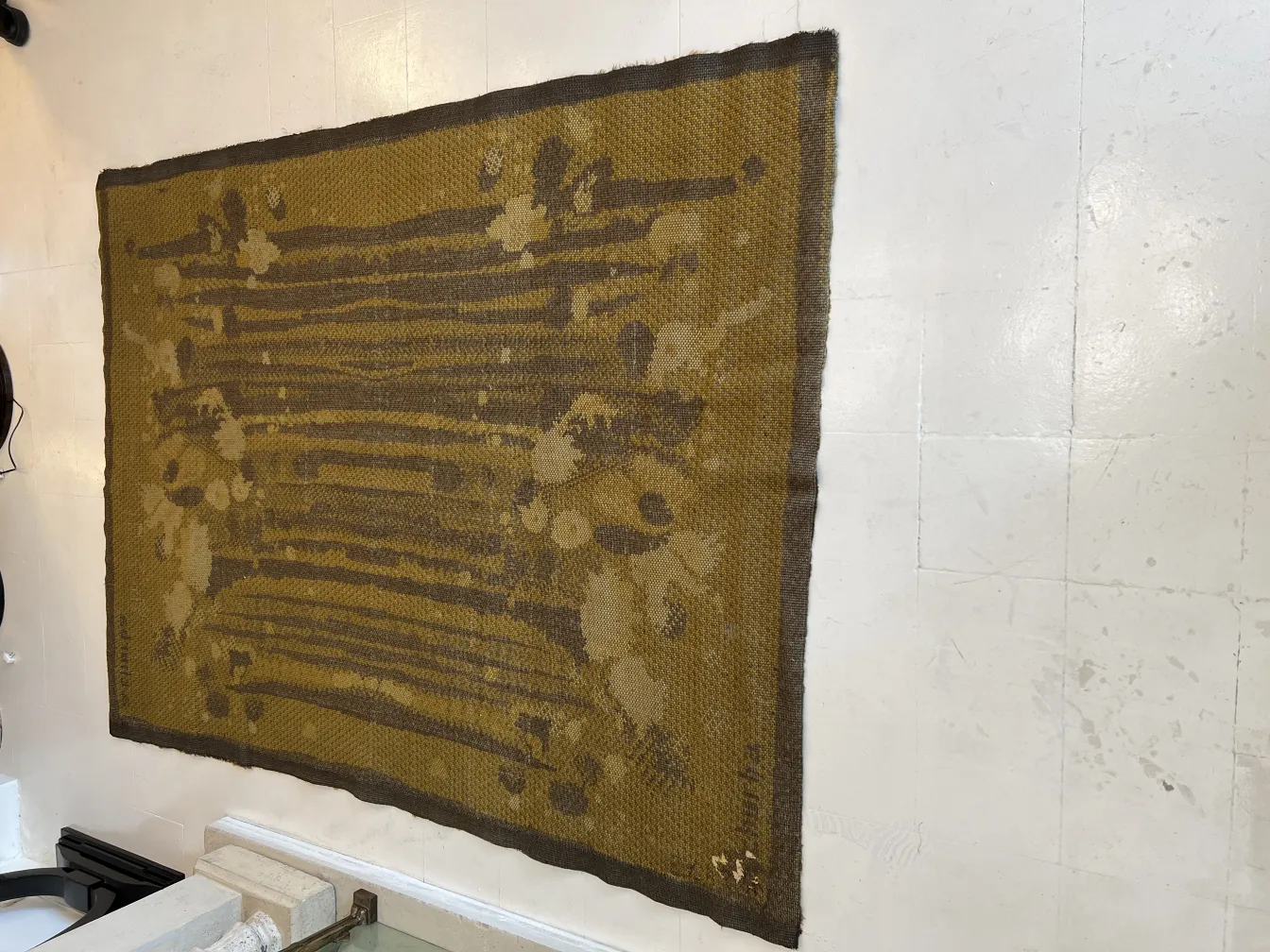 Tapis jaune ancien avec un design unique.