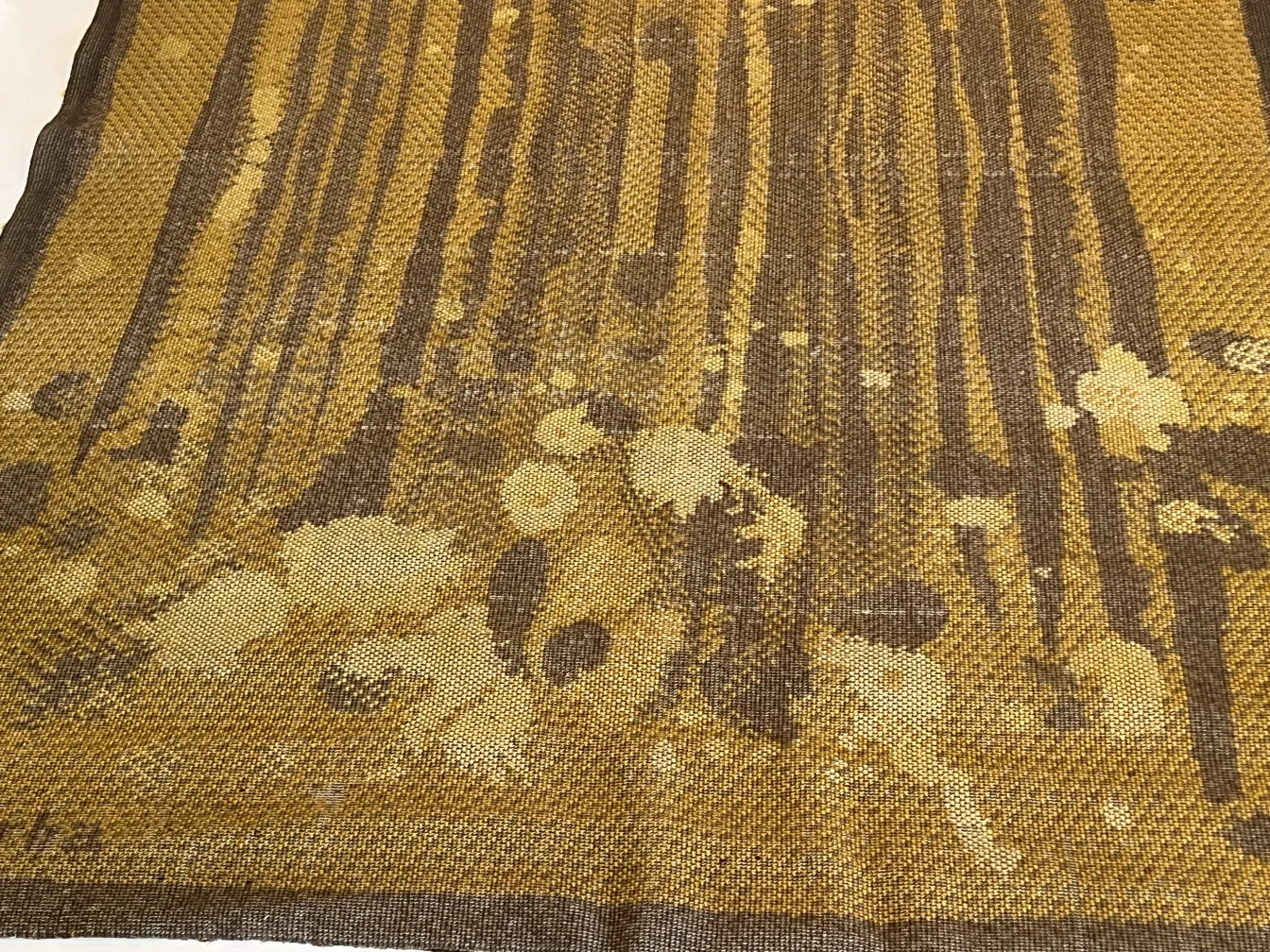 antiker Teppich mit Mustern in Erdtönen