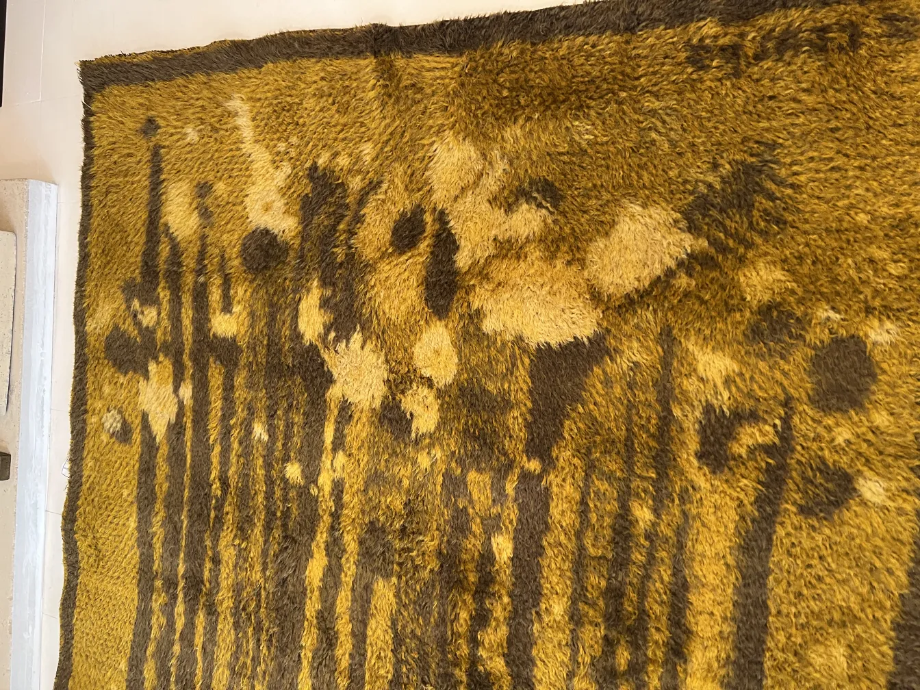 tappeto antico color giallo e marrone