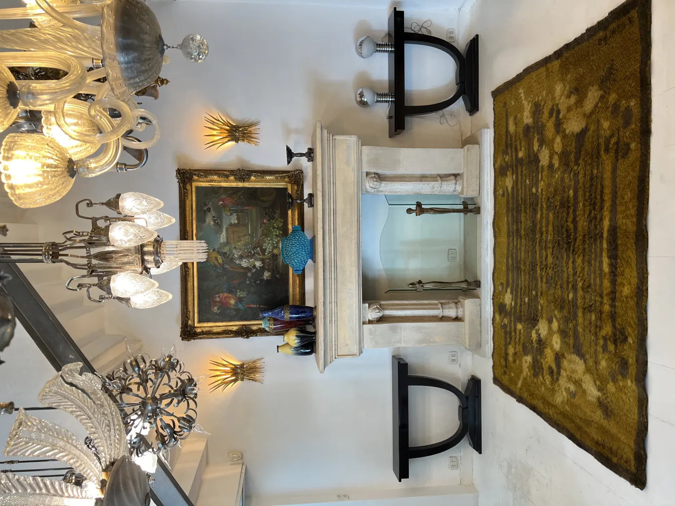 装飾的な環境の中にある黄色と茶色の古いカーペット