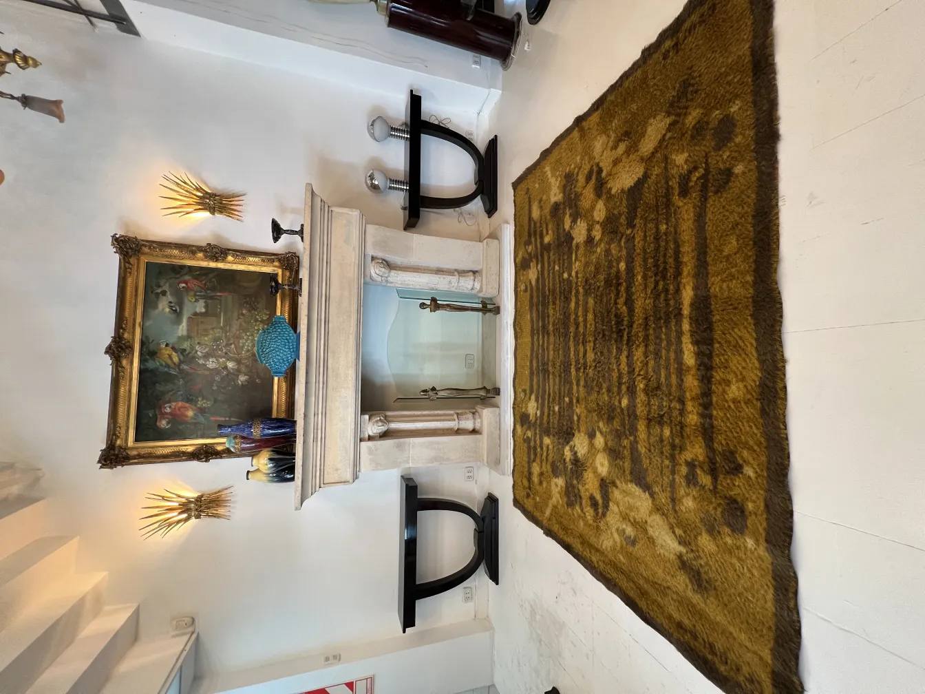 Tapis ancien avec design classique dans des tons bruns.