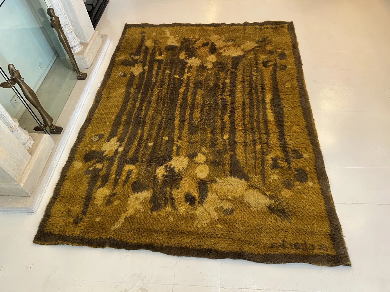 antique carpet with organic design in earthy tones, cozy ambiance