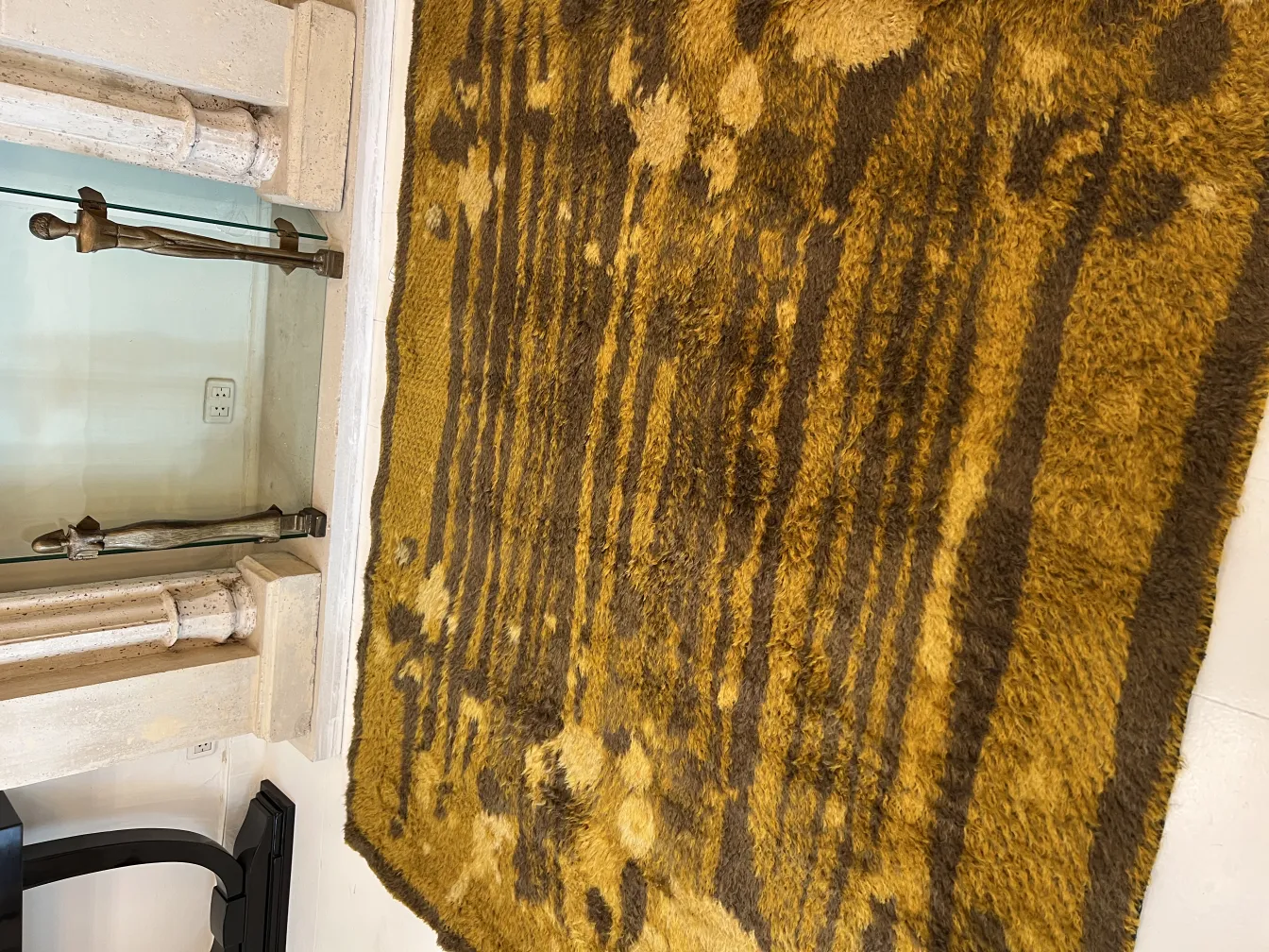 alfombra antigua con diseño natural en tonos marrones y amarillos