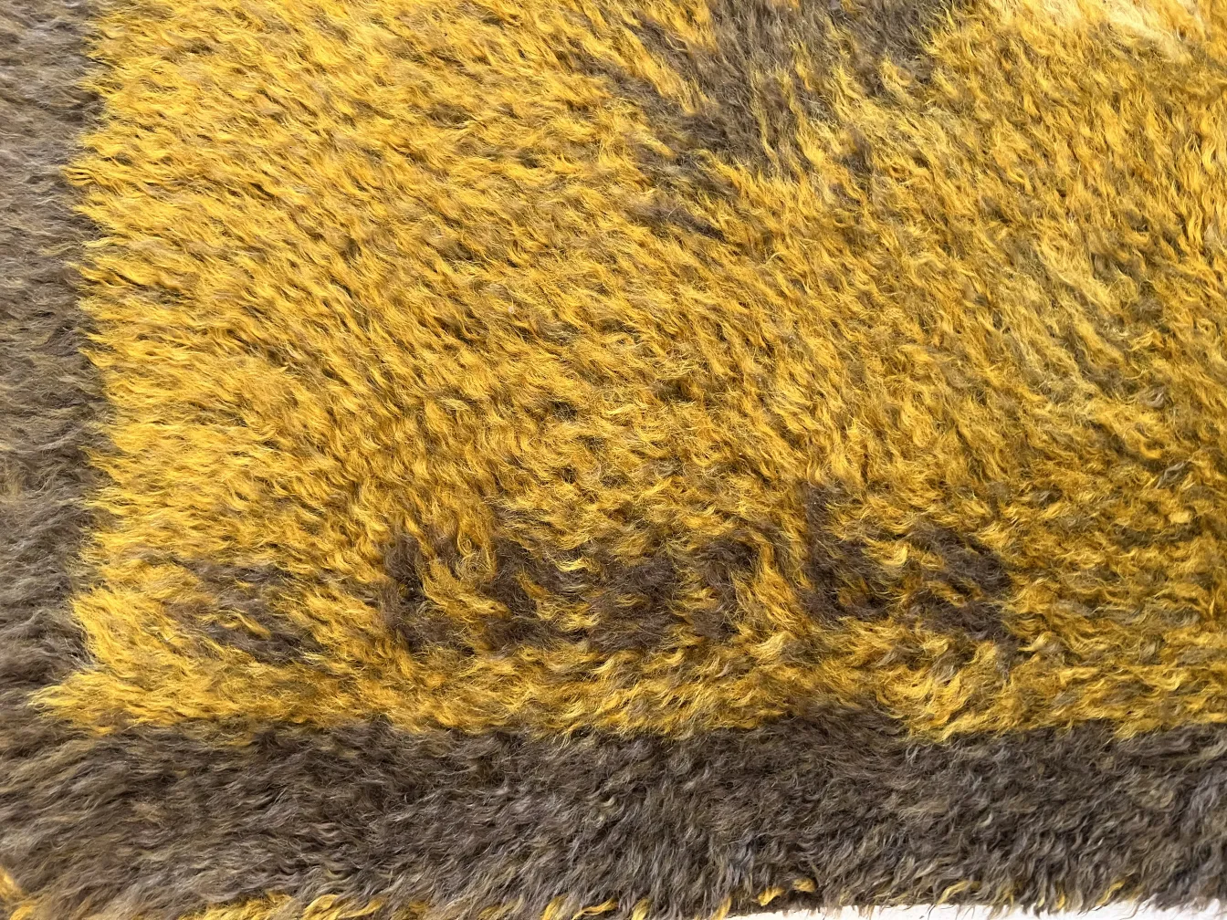 tapete antigo em tons quentes de amarelo e cinza