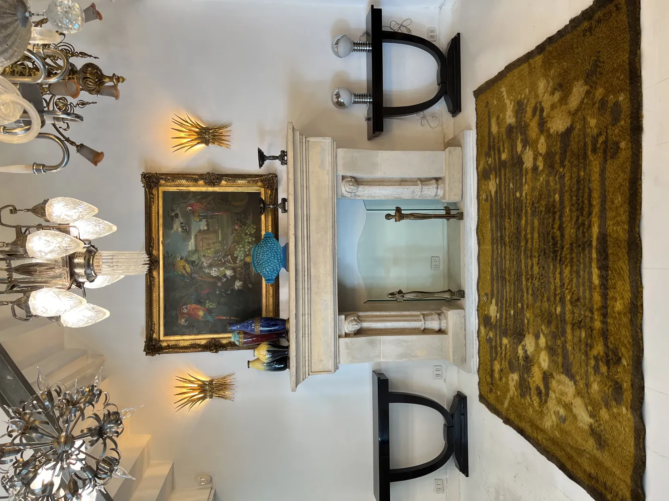 tappeto antico marrone con motivi floreali, ambiente elegante con decorazioni classiche