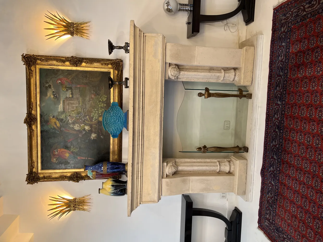 tappeto antico decorativo rosso con dettagli eleganti