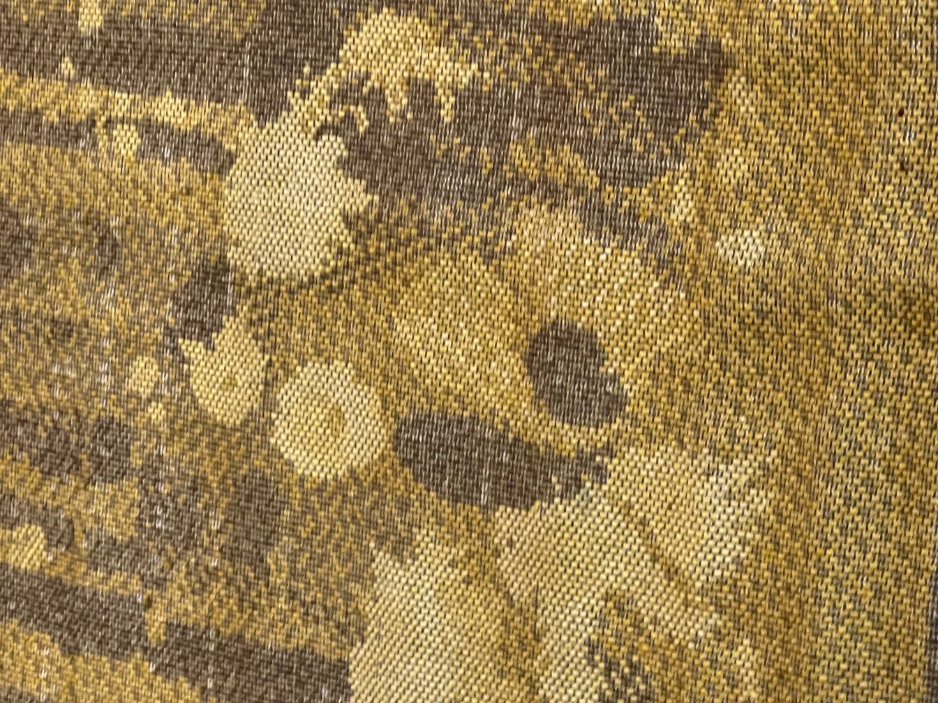 tapis ancien jaune et marron avec des détails décoratifs