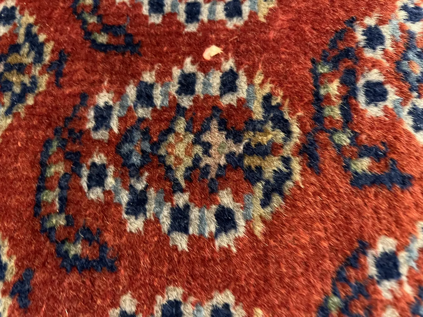 tapis ancien avec motifs saisissants en rouge et bleu