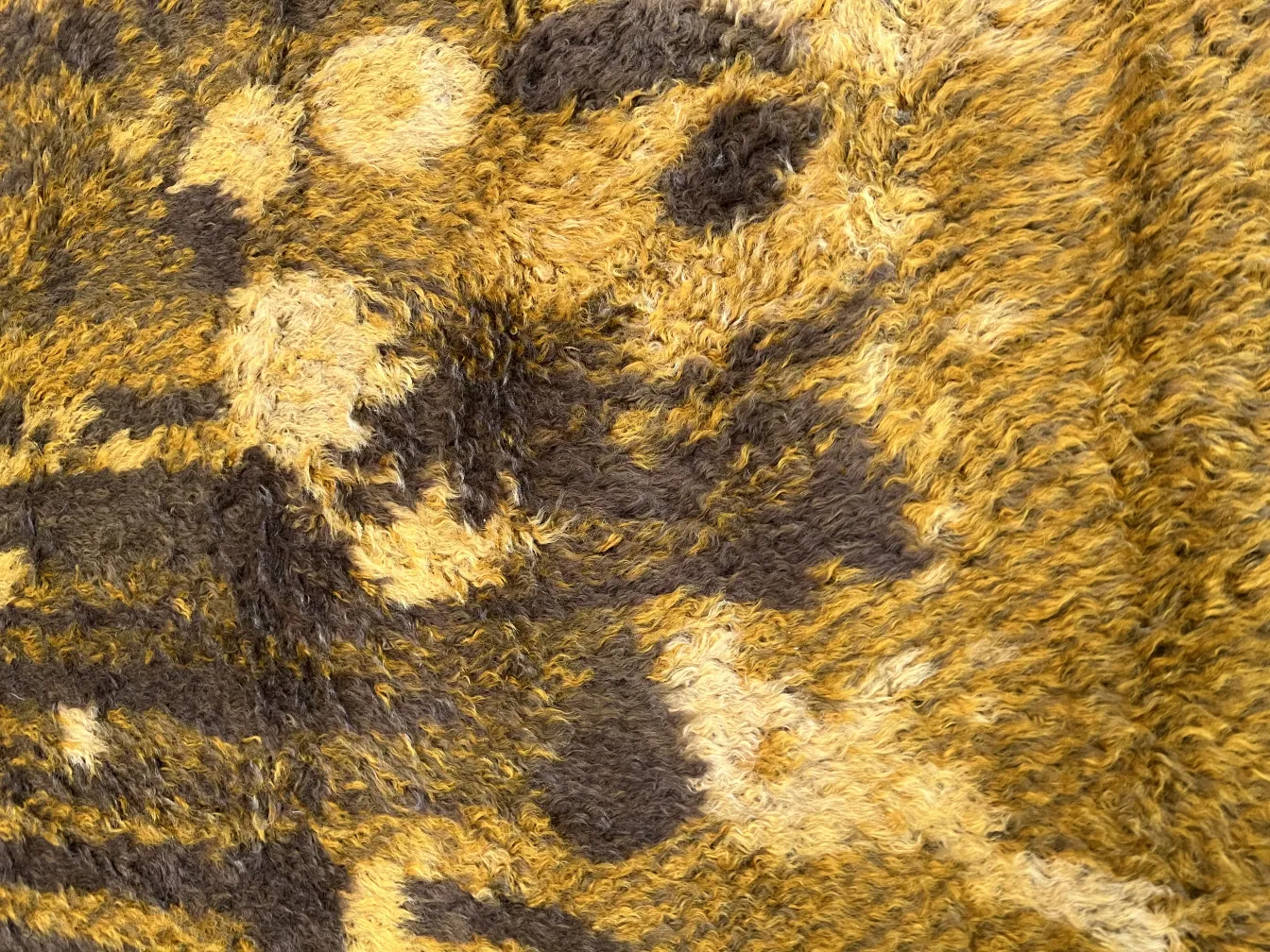 tapis ancien en nuances de marron et jaune, ambiance chaleureuse