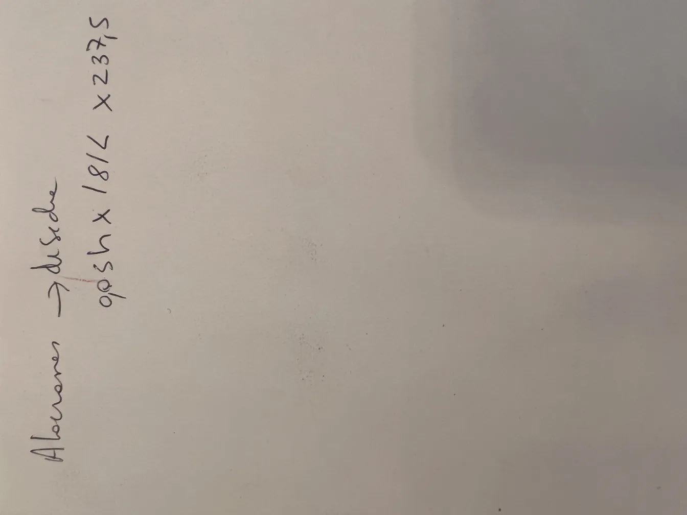 고풍스러운 장식용 양탄자, 중립적인 환경에서 우아한 디테일.