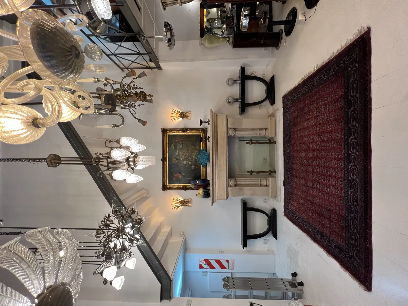 alfombra antigua con diseño rojo y patrones, en un ambiente elegante