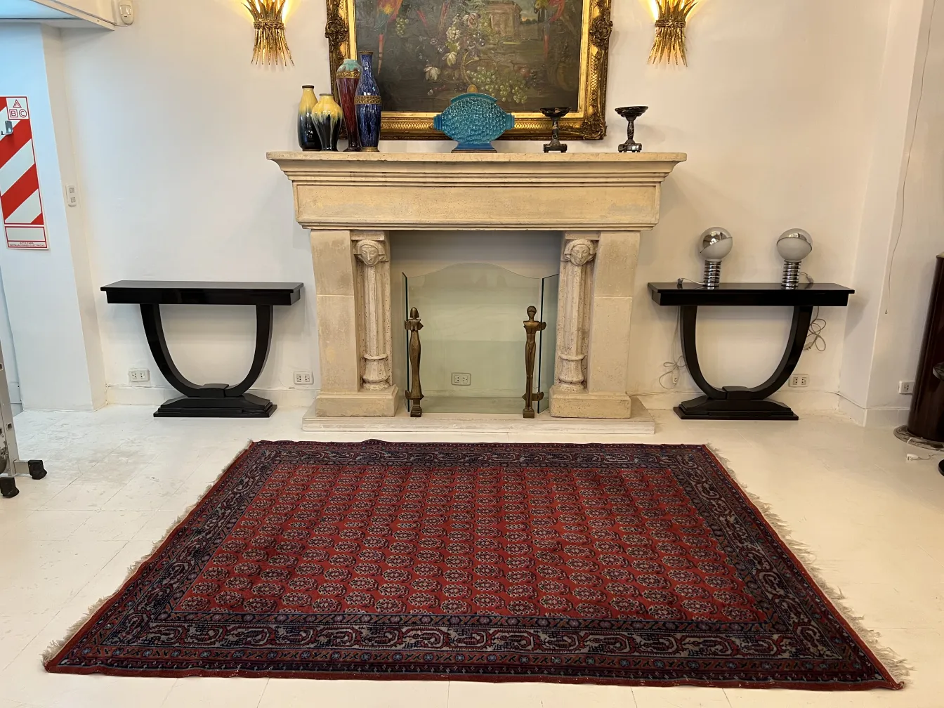tapis persan ancien avec design coloré dans intérieur