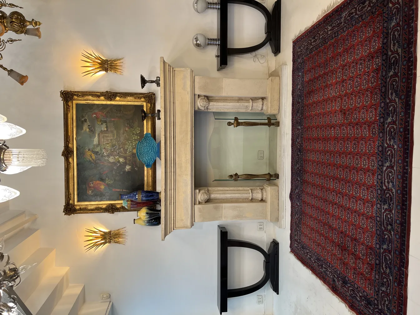 tappeto antico con design rossi e blu