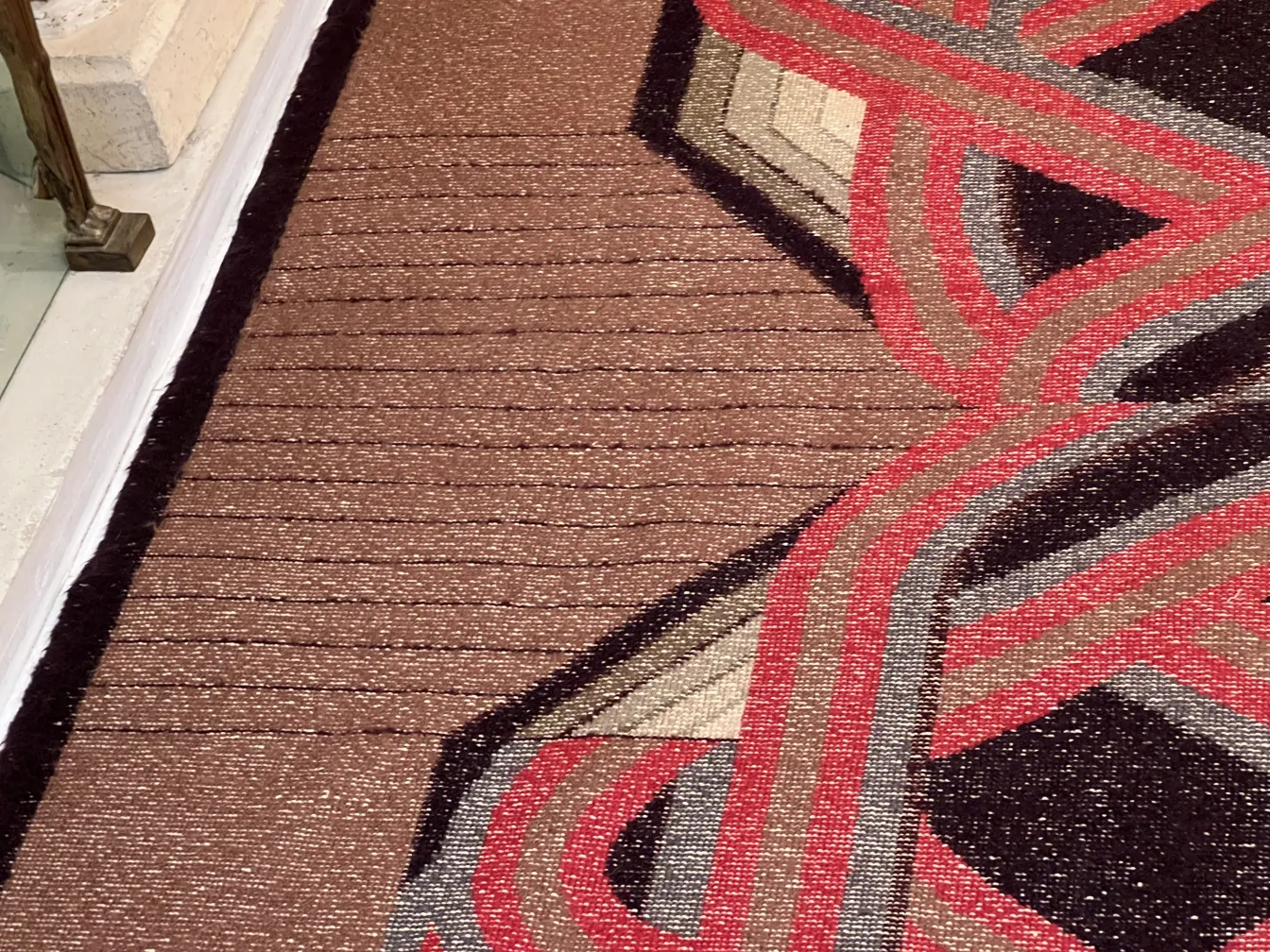 tapis ancien avec motif coloré dans un cadre accueillant