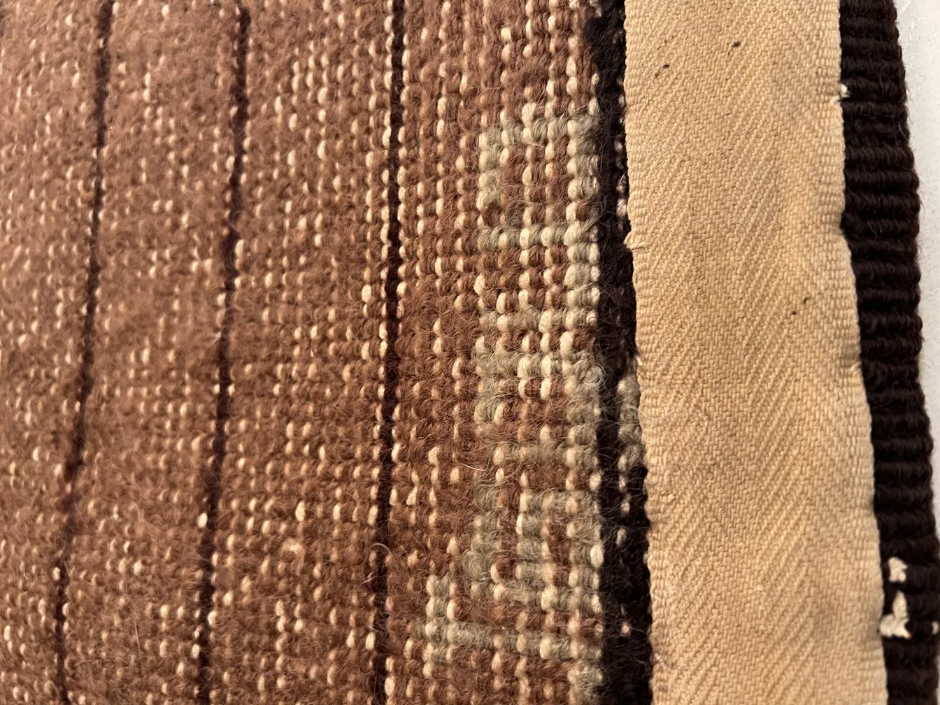 alfombra antigua con tonos marrón y beige