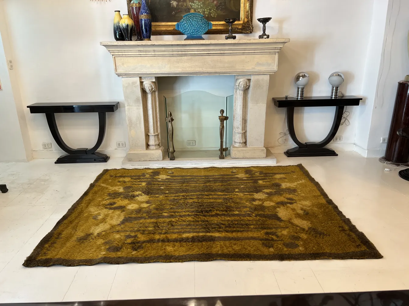 Tapete antigo com padrão decorativo em tons amarelos e marrons.