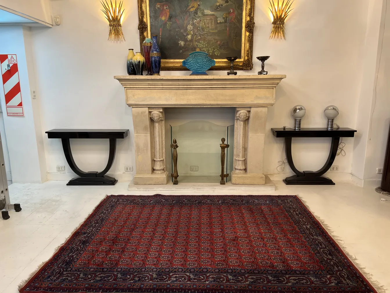 tapis ancien rouge avec design, embellissant un espace élégant