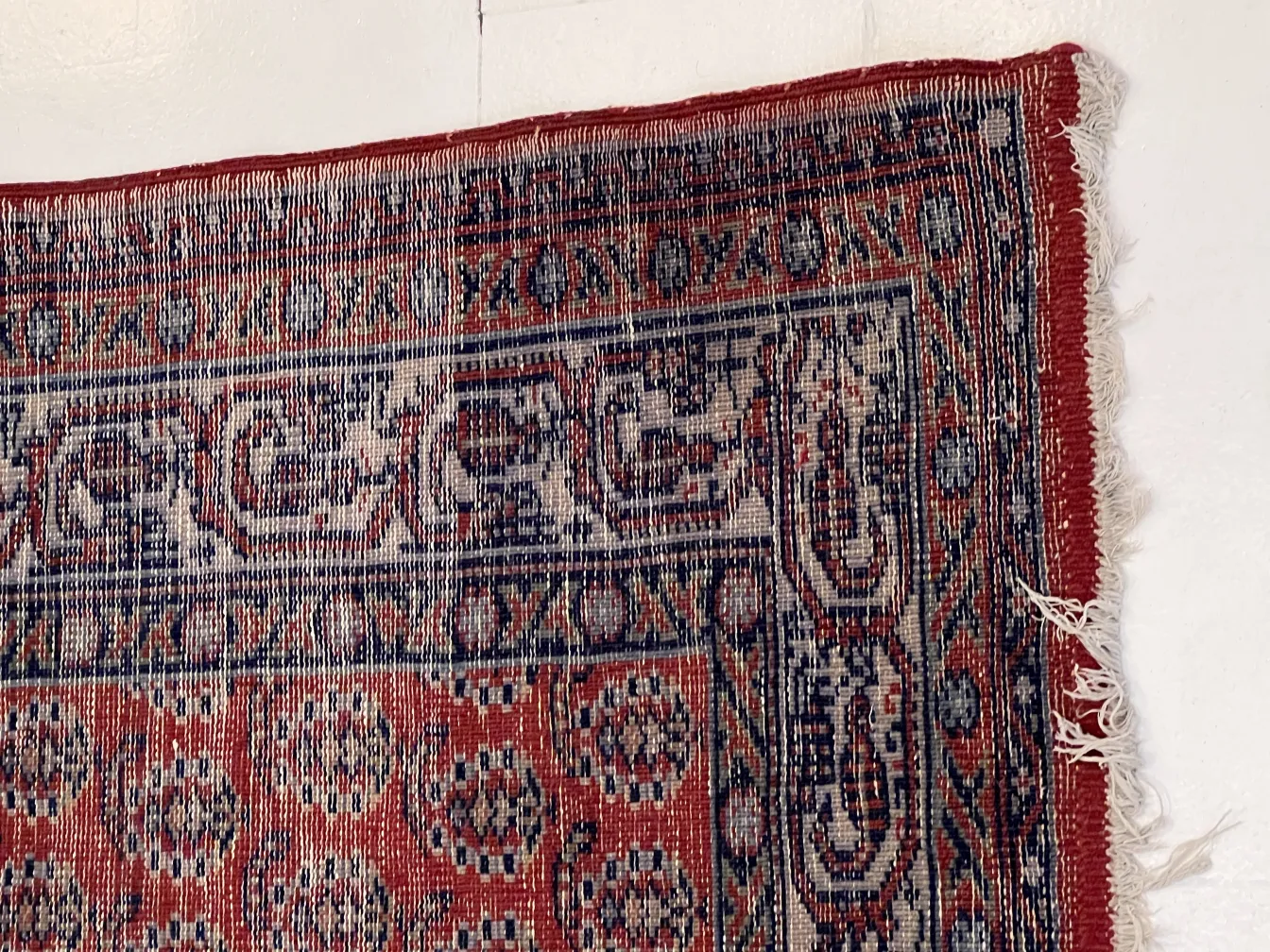 antiker teppich mit buntem muster in elegantem ambiente