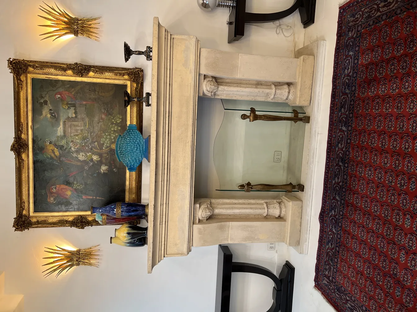 複雑な模様のある古い装飾的な赤いカーペット、暖炉の隣