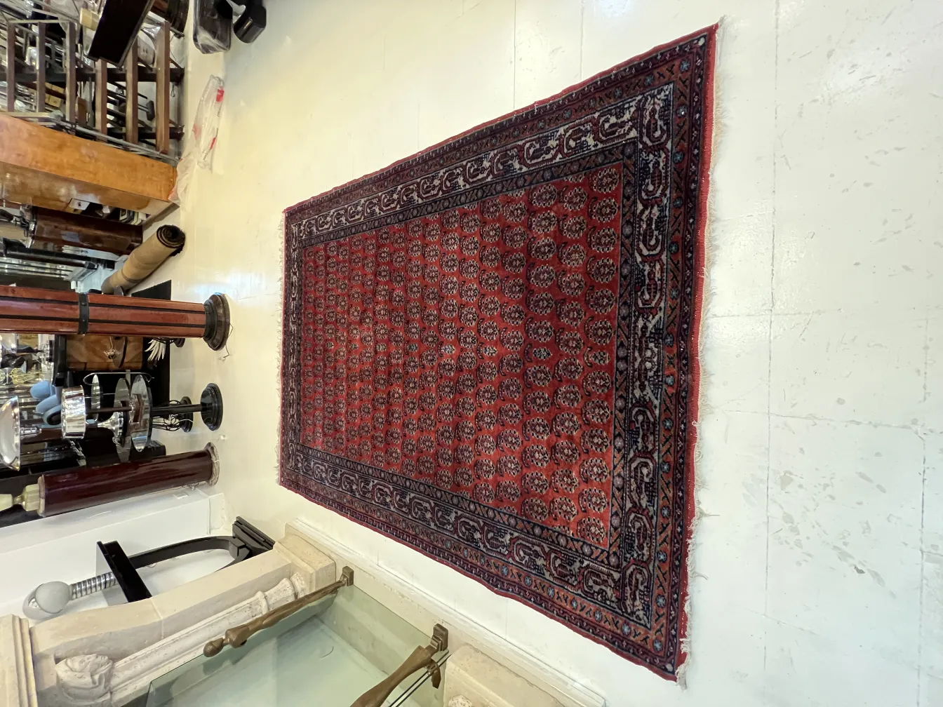 Tapete antigo vermelho com padrões tradicionais em um ambiente decorativo.