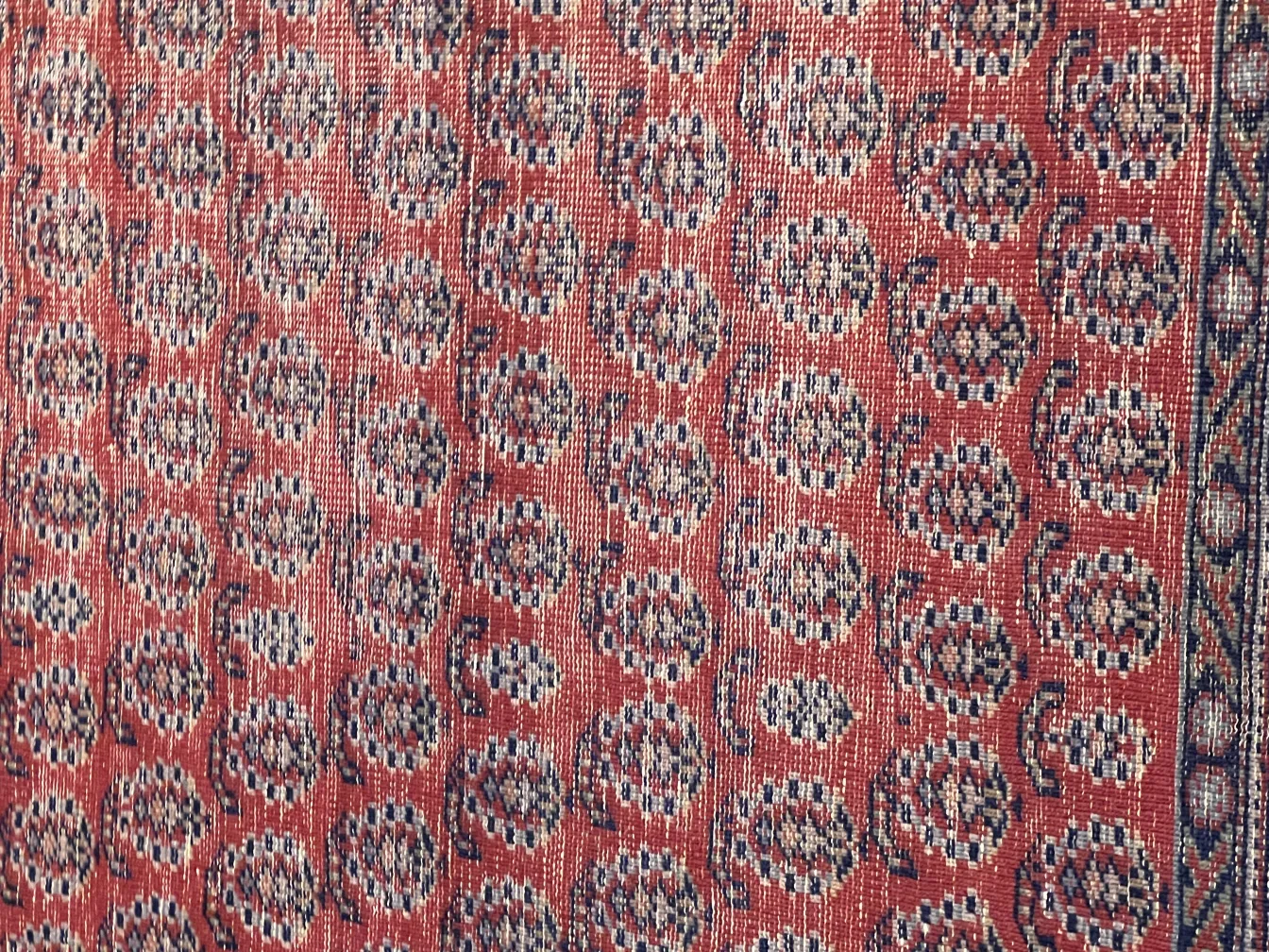 antiker Teppich in warmen Farben mit Blumenmuster, perfekt zur Dekoration jedes Raumes