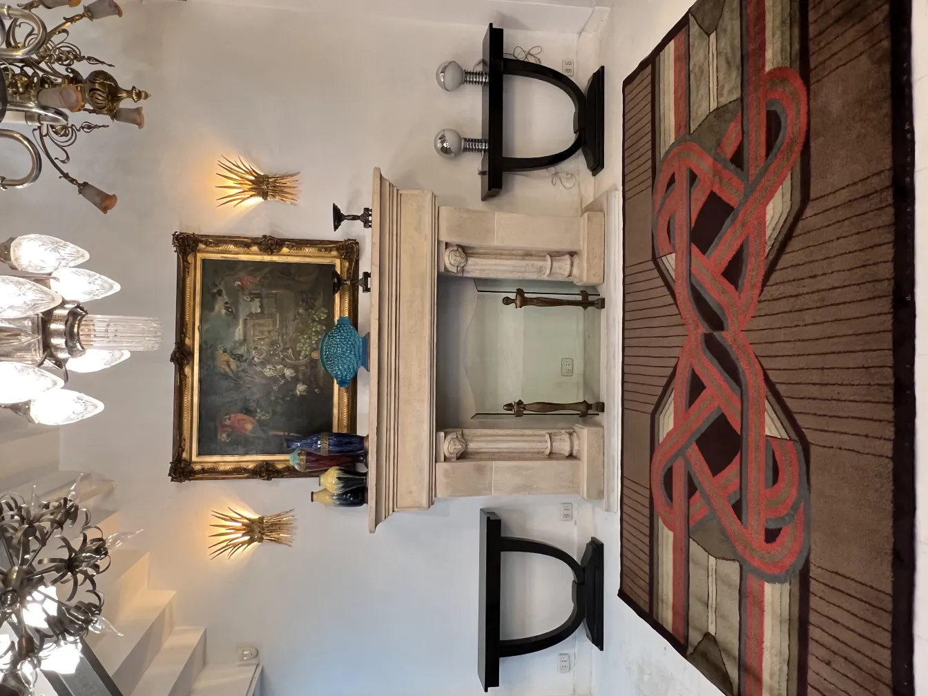 tapis ancien avec un design géométrique dans un cadre élégant